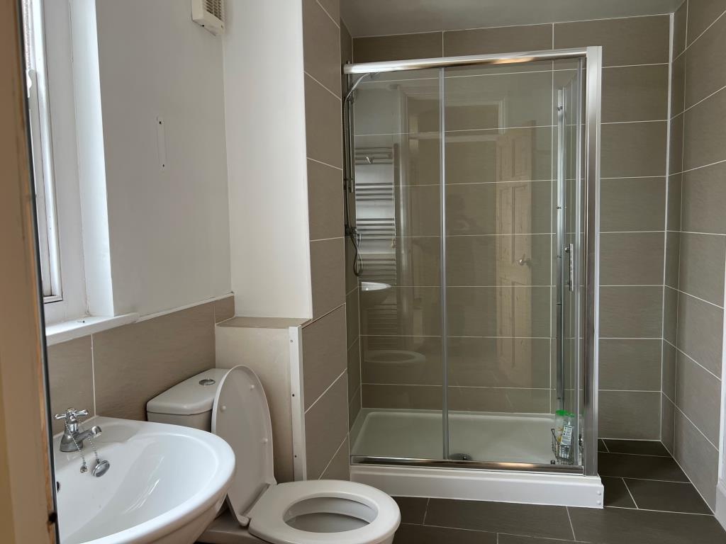 Lot: 82 - LARGE PERIOD HOUSE COMPRISING FIVE SELF-CONTAINED FLATS FOR UPDATING - Modern shower room in flat four on the second floor